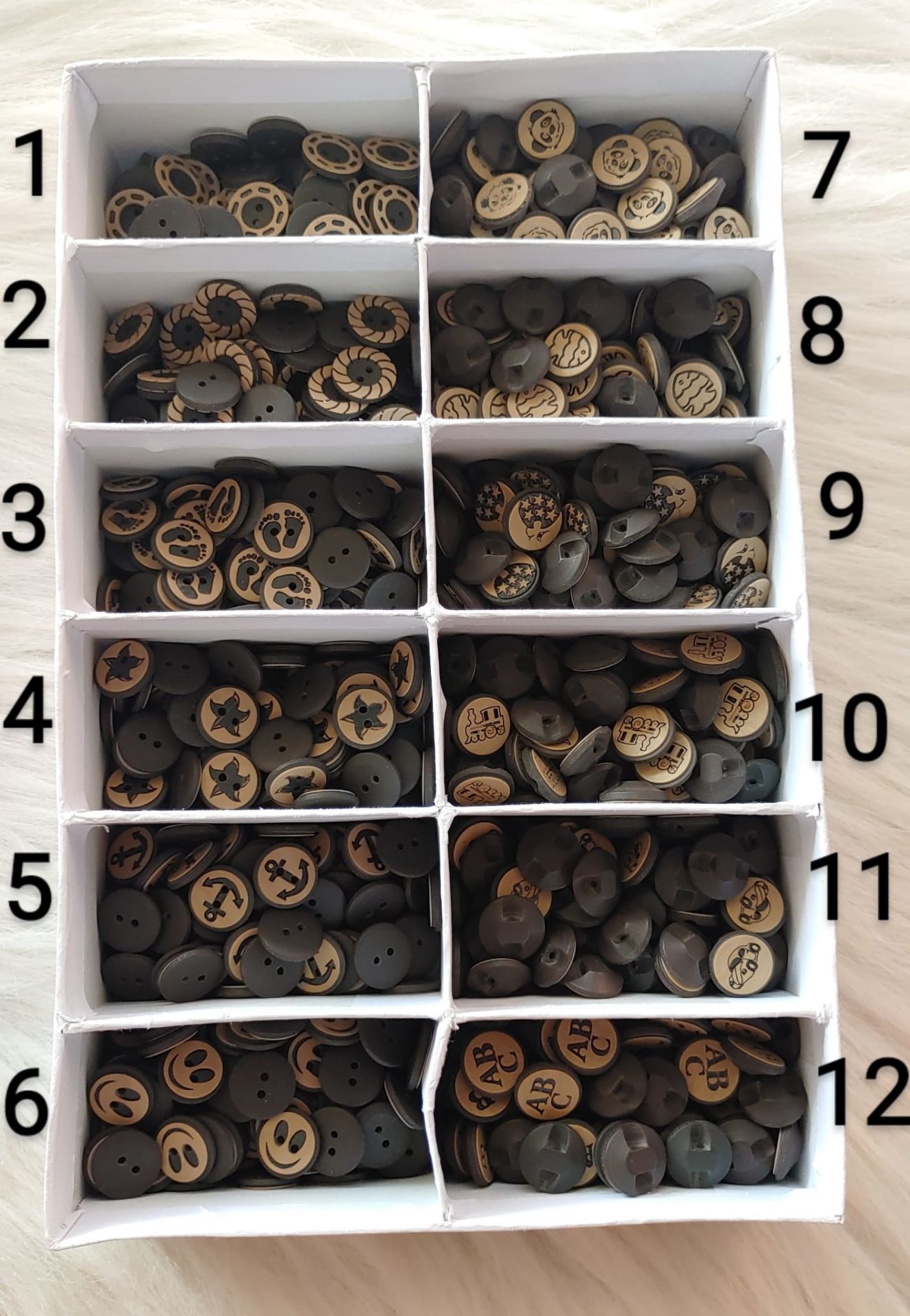 Gri Figürlü Bebe Düğme (1,5 cm)