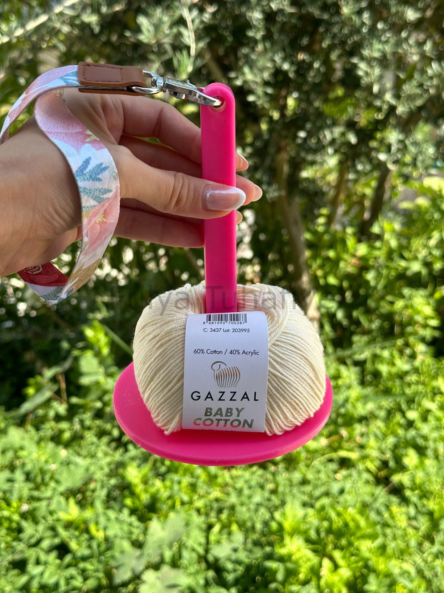 Bilekte Taşınabilir Yün Tutucu