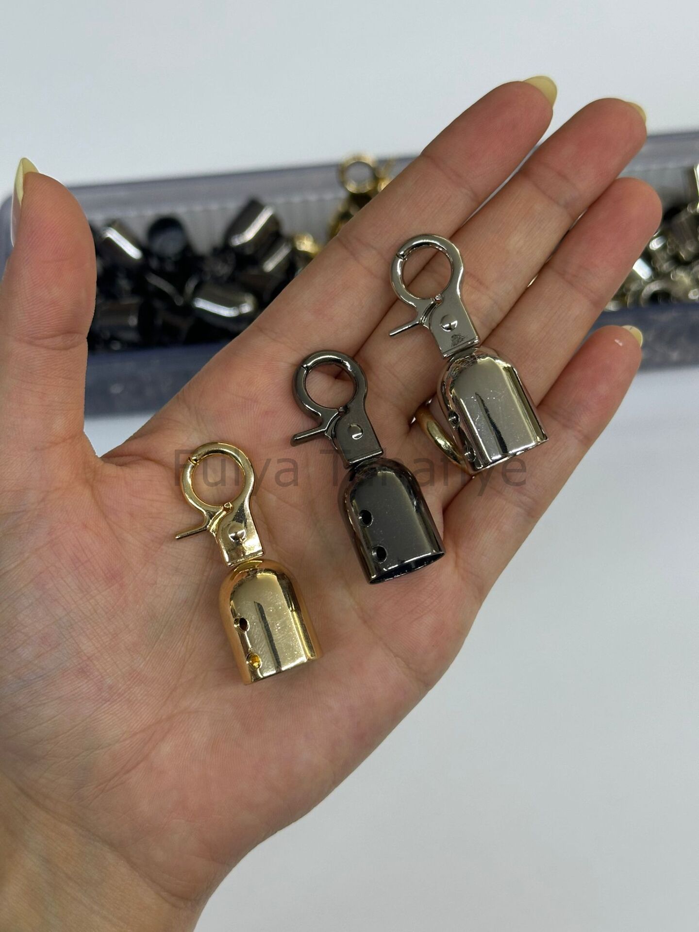 Metal Kancalı Püskül Takma Aparatı