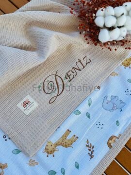 Çift Taraflı Kişiye Özel Isim Nakışlı Waffle Pike & Müslin Bebek Battaniyesi 90X100 CM