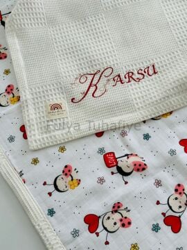 Çift Taraflı Kişiye Özel Isim Nakışlı Waffle Pike & Müslin Bebek Battaniyesi 90X100 CM Uğur Böceği